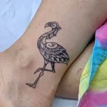 Фото татуировки на ноге в стиле line art с изображением фламинго. Тонкие линии, минималистичный дизайн и элегантный силуэт.