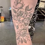 Фото тату: татуировка пиона в стиле dotwork на ноге, точки, черно-белый рисунок, детализированный дизайн, минимализм.