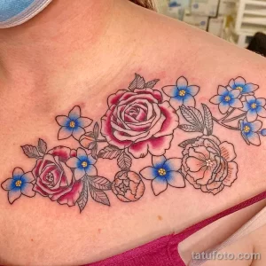 Фото тату на груди с изображением букета из роз и незабудок. Нежные цвета и изящный дизайн.