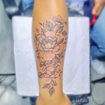 Фото тату: детализированный рисунок пионов в технике blackwork на женском предплечье. Эскиз татуировки с тонкими линиями и плавными переходами тона.