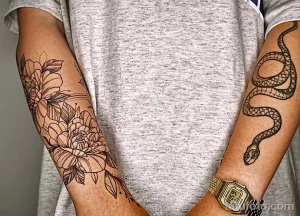 Фото тату: черно-белая татуировка на предплечьях с изображением пионов на одном предплечье и змеи на другом. Графичный стиль.