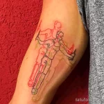 Фото тату: красочный рисунок женской фигуры, выполненный в стиле line art с использованием красного, желтого и зеленого цветов на руке. Оригинальный эскиз тату.