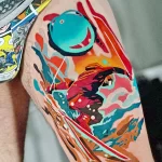 Фото тату: красочный рисунок лыжника в стиле комиксов, выполненный на бедре с использованием ярких цветов и динамичных линий.