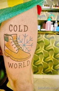 Фото тату ботинка и снежинки с надписью "COLD WORLD", выполненное в ярком и минималистичном стиле.