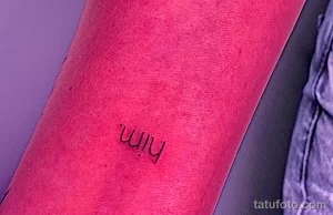 Фото тату: небольшая татуировка с надписью "шшш" на руке. Минималистичный эскиз тату, символизирующий тишину, спокойствие и секретность.