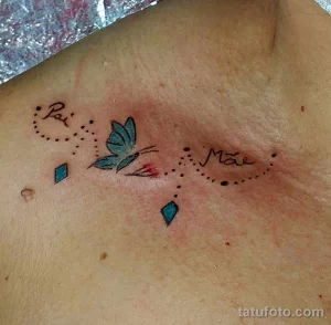 Фото тату бабочки с надписями "Паи" и "Мае" на груди. Красивый рисунок татуировки выполнен в ярких цветах, символизирующий любовь и связь с семьей.