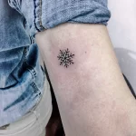 Фото тату снежинка 30,11,2021 - №0073 - snowflake tattoo - tatufoto.com