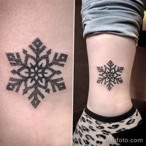 Фото тату: два минималистичных рисунка снежинок, выполненных точками (dotwork) на лодыжке и предплечье. Черно-белые татуировки в стиле минимализм.