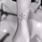 Фото тату снежинка 30,11,2021 - №0192 - snowflake tattoo - tatufoto.com