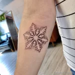 Фото тату снежинка 30,11,2021 - №0283 - snowflake tattoo - tatufoto.com