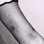 Фото тату снежинка 30,11,2021 - №0292 - snowflake tattoo - tatufoto.com