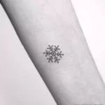 Фото тату снежинка 30,11,2021 - №0301 - snowflake tattoo - tatufoto.com