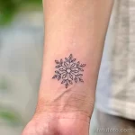 Фото тату снежинка 30,11,2021 - №0328 - snowflake tattoo - tatufoto.com