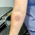 Фото тату снежинка 30,11,2021 - №0343 - snowflake tattoo - tatufoto.com