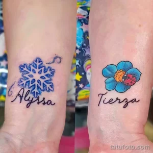 Фото парных татуировок: снежинка на одном запястье и цветок с божьей коровкой на другом. Яркий и милый дизайн.