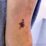 Фото тату снежинка 30,11,2021 - №0375 - snowflake tattoo - tatufoto.com