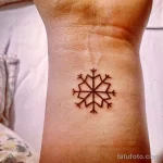 Фото тату снежинка 30,11,2021 - №0543 - snowflake tattoo - tatufoto.com