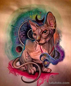Фото тату сфинкса кошки с космическим фоном. Изображение выполнено в ярких цветах с использованием акварельной техники и элементов космоса.