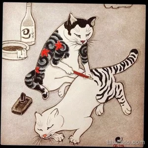 Черно-белое фото тату двух кошек в стиле Ирэдзуми, одна из которых рисует на другой. Рисунок выполнен в традиционной японской технике.