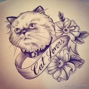Черно-белый эскиз татуировки кошки с надписью 'Cat Lovers' и цветами. Рисунок выполнен в традиционном стиле тату.