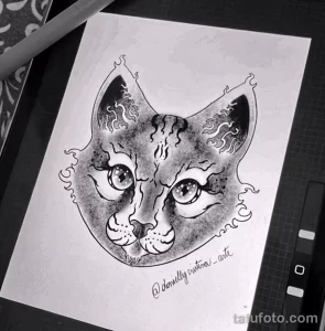 Детальный эскиз татуировки кошачьей морды, выполненный в технике blackwork с использованием точек и штрихов. Идеально для любителей графических тату.