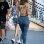 Девушка в кофте имитирующей татуировки 5 - Уличная тату (street tattoo) № 16– tatufoto.com 28082021№0052