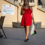 Девушка в красном платье с тату портретом и цветами на руке 1 - Уличная тату (street tattoo) № 16– tatufoto.com 28082021№0054