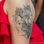 Девушка в красном платье с тату портретом и цветами на руке 13 - Уличная тату (street tattoo) № 16– tatufoto.com 28082021№0064