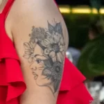 Девушка в красном платье с тату портретом и цветами на руке 14 - Уличная тату (street tattoo) № 16– tatufoto.com 28082021№0065