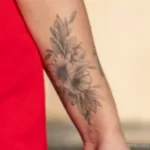 Девушка в красном платье с тату портретом и цветами на руке 6 - Уличная тату (street tattoo) № 16– tatufoto.com 28082021№0058