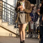 Фото тату: Несколько небольших, изящных татуировок на ногах девушки. Растительные мотивы и абстрактные узоры.