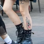 Девушка с маленькими самодельными тату на ногах 21 - Уличная тату (street tattoo) № 16– tatufoto.com 28082021№0091