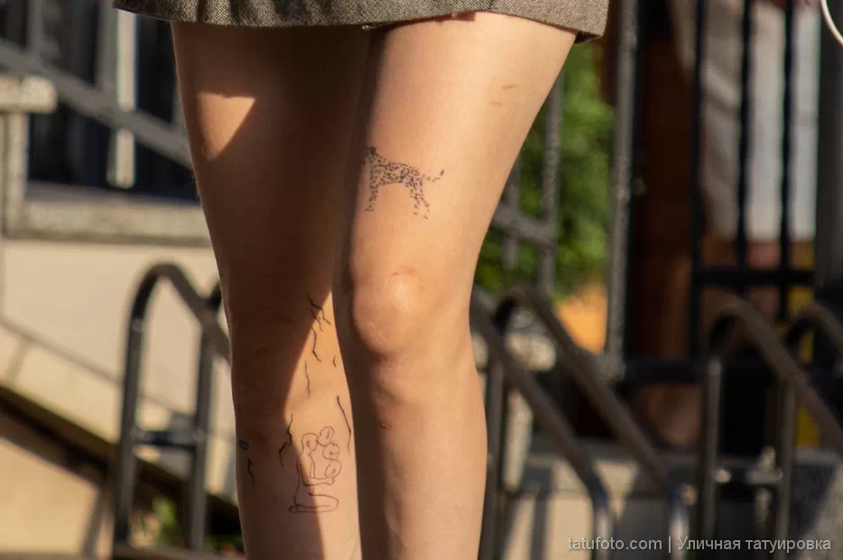 Девушка с маленькими самодельными тату на ногах 3 - Уличная тату (street tattoo) № 16– tatufoto.com 28082021№0075