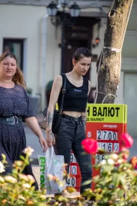 Фото тату: девушка с татуировками на руках, включая цветочный узор. Татуировки видны на предплечье и кисти руки.
