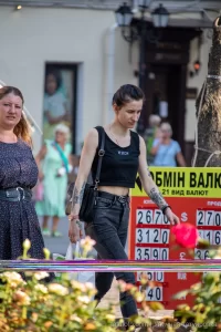 Фото тату: девушка с татуировками на руках, включая цветочный узор. Татуировки видны на предплечье и кисти руки.