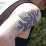 Девушка с тату дракон, змея и символ инь-янь 1 - Уличная тату (street tattoo) № 16– tatufoto.com 28082021№0105
