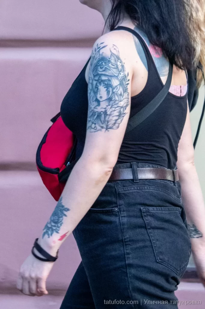 Девушка с тату из мультика аниме на руке 6 - Уличная тату (street tattoo) № 16– tatufoto.com 28082021№0120