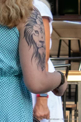 Девушка с тату льва на правом плече 2 - Уличная тату (street tattoo) № 16– tatufoto.com 28082021№0129