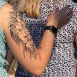 Девушка с тату льва на правом плече 5 - Уличная тату (street tattoo) № 16– tatufoto.com 28082021№0132