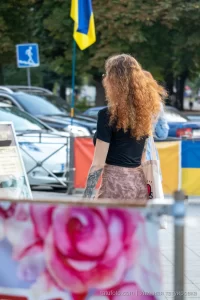 Фото тату на руке: реалистичные цветы, темные узоры, детализированный рисунок татуировки, мастерская работа, идеи для тату.