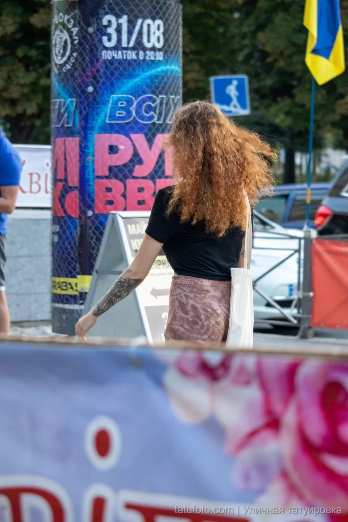 Девушка с тату на руке и шее 6 - Уличная тату (street tattoo) № 16– tatufoto.com 28082021№0140