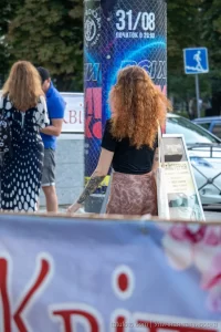 Фото тату на руке: реалистичные цветы, темные узоры, детализированный рисунок татуировки, мастерская работа, идеи для тату.