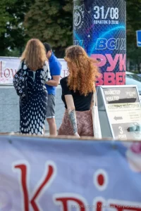 Фото тату на руке: реалистичные цветы, темные узоры, детализированный рисунок татуировки, мастерская работа, идеи для тату.