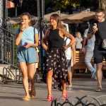 Фото тату на плече женщины: реалистичные цветы, темные узоры, детализированный рисунок татуировки, мастерская работа, идеи для тату.