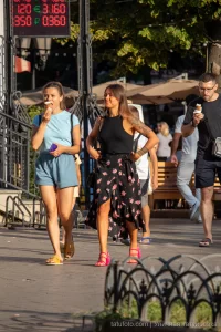 Фото тату на плече женщины: реалистичные цветы, темные узоры, детализированный рисунок татуировки, мастерская работа, идеи для тату.