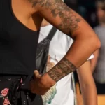Девушка с тату цветов и маори браслетом на правой руке 2 - Уличная тату (street tattoo) № 16– tatufoto.com 28082021№0144