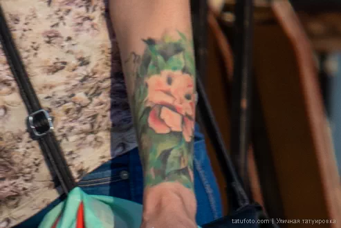 Девушка с цветной тату цветок на левом запястье 12 - Уличная тату (street tattoo) № 16– tatufoto.com 28082021№0193