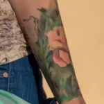 Девушка с цветной тату цветок на левом запястье 3 - Уличная тату (street tattoo) № 16– tatufoto.com 28082021№0186