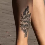 Девушка с черной тату цветок внизу левой ноги 2 - Уличная тату (street tattoo) № 16– tatufoto.com 28082021№0198