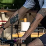 Доставщик еды на велосипеде с тату на руках 6 - Уличная тату (street tattoo) № 16– tatufoto.com 28082021№0227